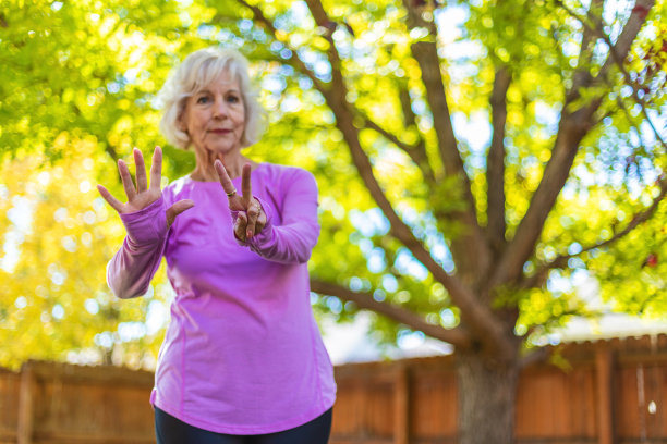 健康活跃的成熟老年女性健康生活倒计时照片系列图片下载