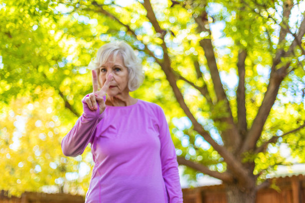 健康活跃的成熟老年女性健康生活倒计时照片系列图片下载