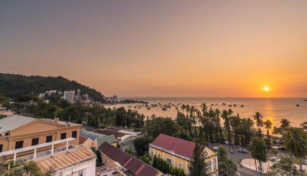 全景的沿海Vung Tau的看法，从上面，海浪，海岸线，街道，椰子树和陶凤山在越南。海上美丽的日落。图片下载