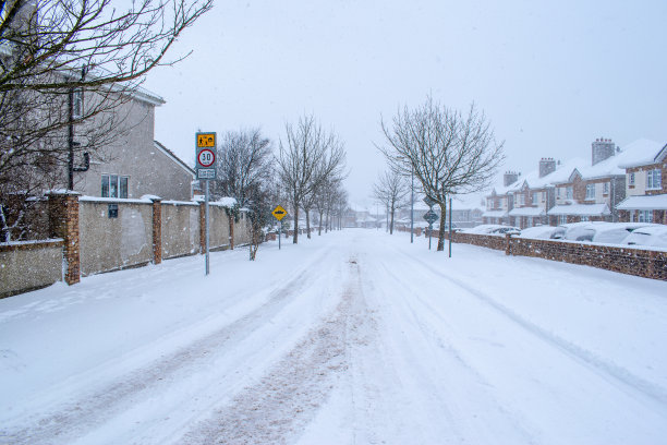 路况恶劣，路面积雪。图片下载
