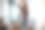 一名女子在她的工作室里用油画颜料在画布上作画。女艺术家在工作室窗口等待灵感。图片下载