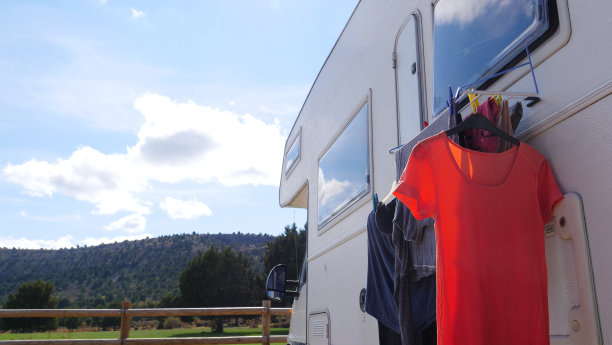 露营车在大自然与衣服晾干图片下载