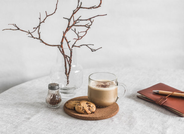 咖啡休息——在舒适的厨房里，桌上放着咖啡、巧克力饼干图片下载