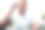 一名男子外出锻炼时用手表追踪脉搏的照片图片下载