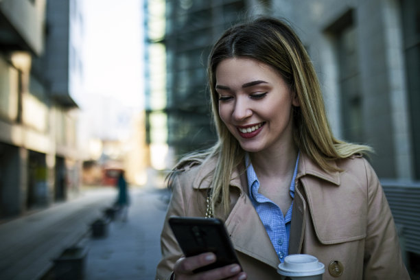 年轻的女商人使用电话图片下载