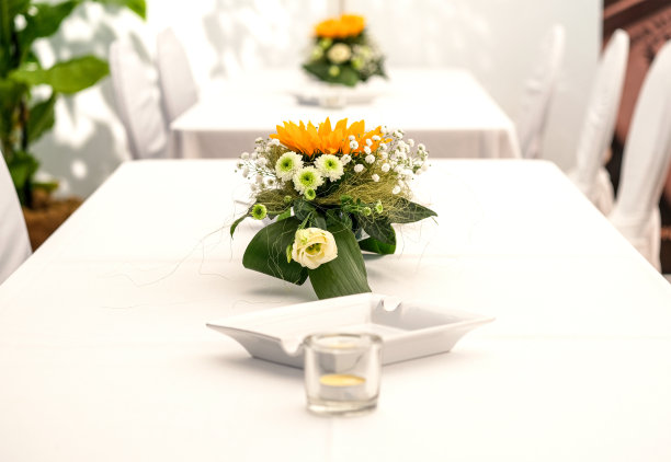 一个美丽的空舞厅与座位和桌子的详细视图图片下载