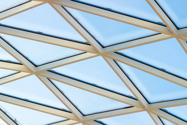 建筑屋顶上的玻璃穹顶碎片。几何的玻璃穹顶。现代天花板建筑图片下载