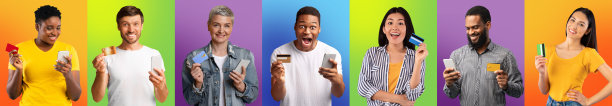 一排兴奋的多文化人群使用手机和信用卡图片下载