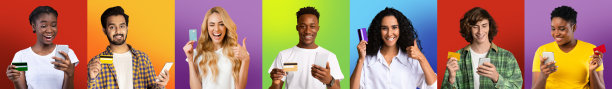 一群兴奋的多种族人群使用手机和信用卡图片下载