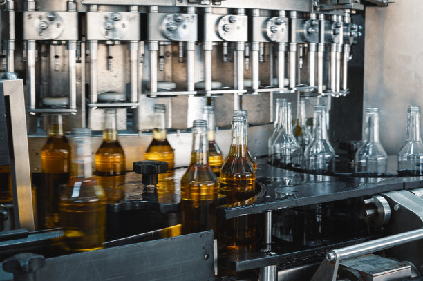 自动装置为酒精饮料瓶上盖图片下载