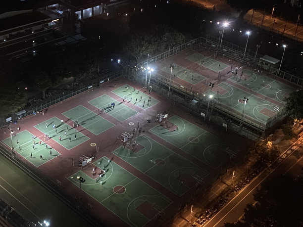 迷你的运动场地，人们互相竞争图片下载