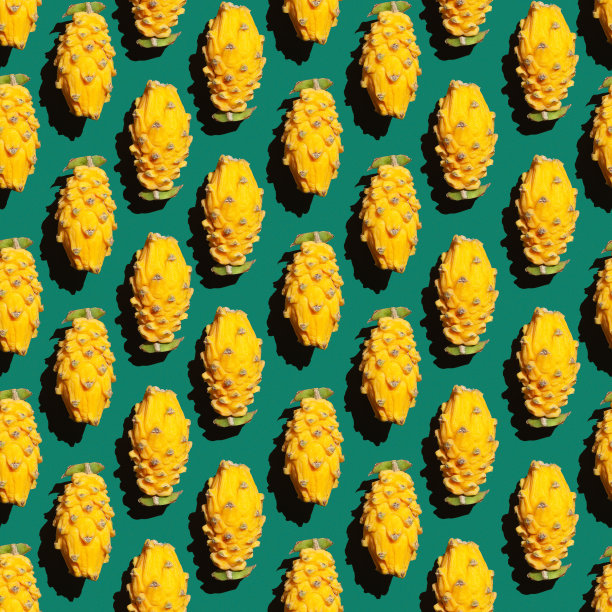 无缝热带图案的黄色火龙果一半在绿色的背景图片下载