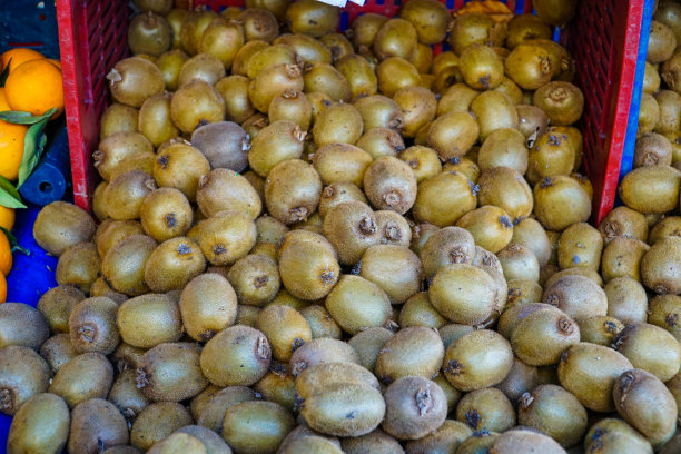 传统土耳其集市上的一堆猕猴桃。市场摊位上的一堆猕猴桃。图片下载