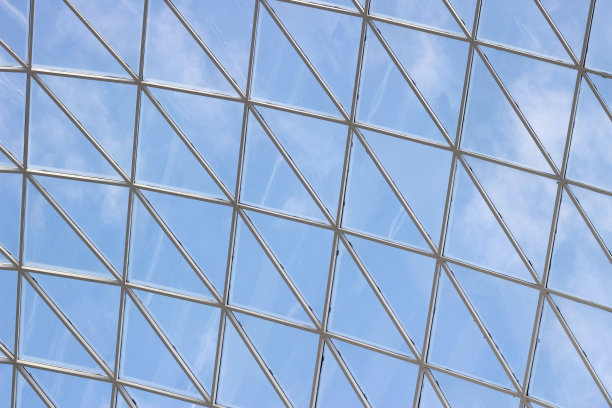 建筑屋顶上的玻璃穹顶碎片。几何的玻璃穹顶。现代天花板建筑图片下载