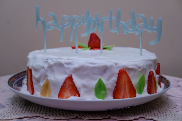 草莓生日蛋糕图片下载
