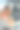 拿着一瓶水坐着。身材苗条的漂亮年轻女子正在健身房里图片下载