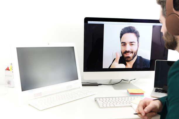 一个年轻人通过在线视频电话在家工作。远程办公图片下载