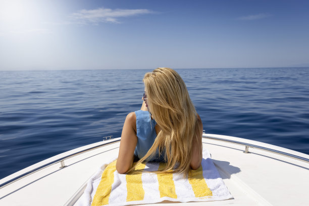 一个金发女人在船上放松图片下载