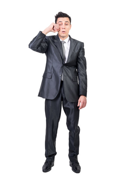 演播室里穿着西装的瞌睡商人。白色背景。图片下载