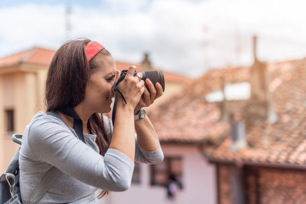 拍摄老年城市照片的女摄影师图片下载