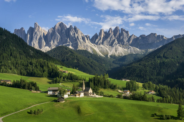 在Val di Funes的Santa madalena村上方的Odle群的山峰。白云石山脉。图片下载