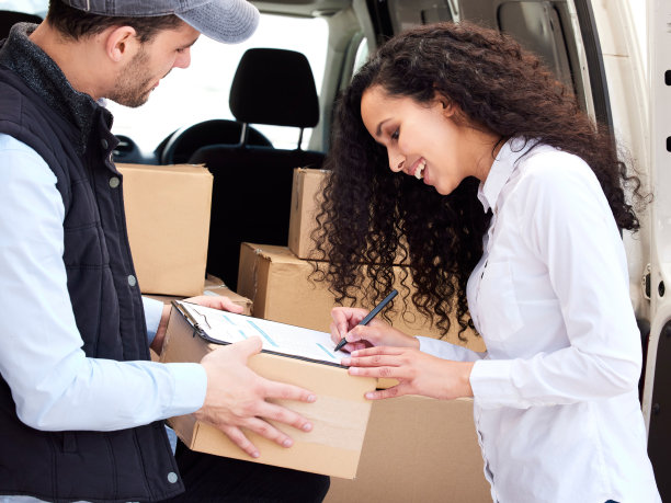 这张照片拍摄的是一位顾客在签收快递员送来的快递图片下载