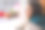 冬天的肖像年轻美丽的女孩在城市街道户外带走一杯咖啡。图片下载
