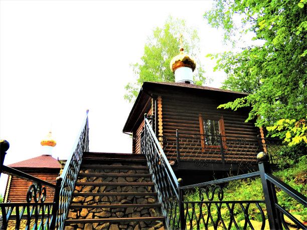 俄罗斯苏维埃斯摩连斯基圣泉的木制教堂建筑。图片下载