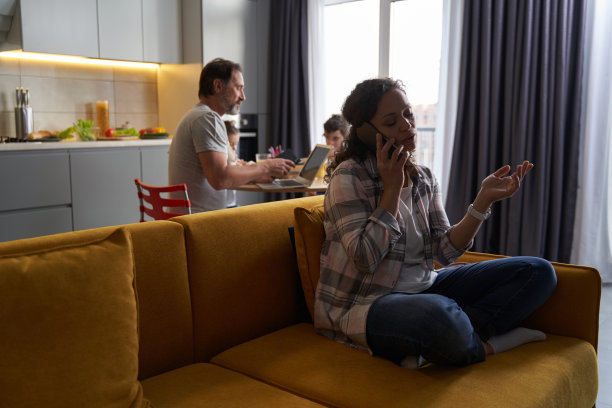 妈妈在沙发上打电话图片下载