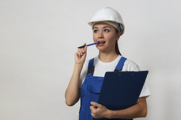 年轻女工站在白色背景上的肖像图片下载