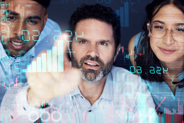 这张照片拍摄的是一群商人晚上在办公室里连接用户界面图片下载