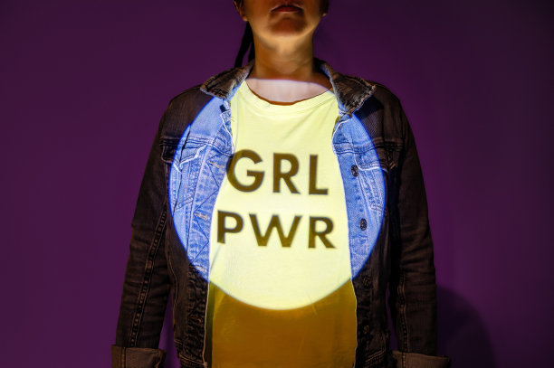 在黄色女性t恤上投射的女孩力量。图片下载