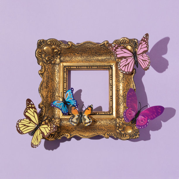 春天的创意布局与彩色蝴蝶和复古绘画框架上柔和的紫色背景。80年代、90年代复古浪漫唯美的夏日概念。简约超现实的时尚理念。图片下载