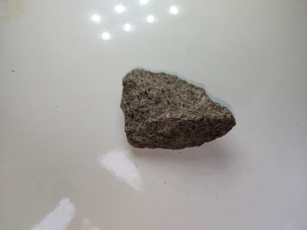 一块白色背景的天然石头图片下载