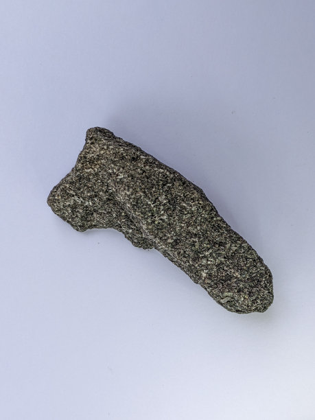 一块白色背景的天然石头图片下载