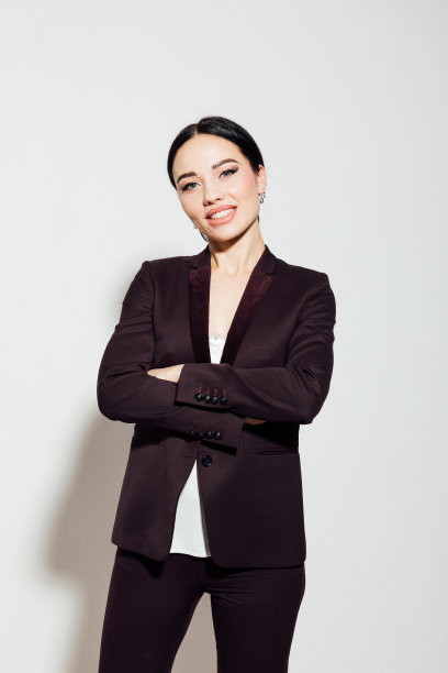 漂亮的女商人在一个商务套装在办公室工作图片下载