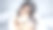 清晨，可爱的小女孩抱着泰迪熊躺在床上。图片下载