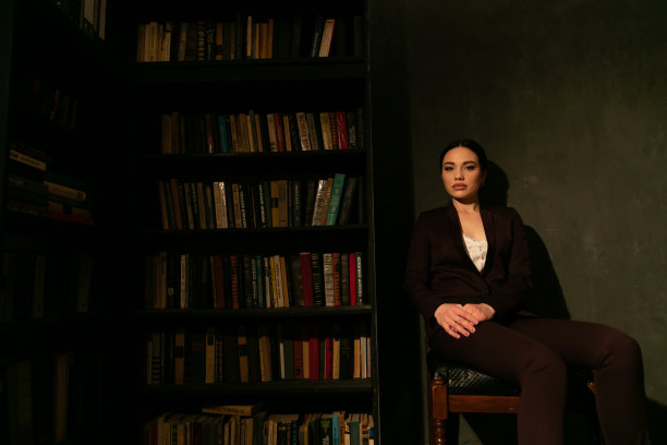 漂亮的女商人在一个商务套装在办公室工作图片下载