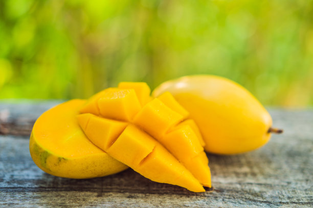 木桌上有芒果果和芒果方块图片下载