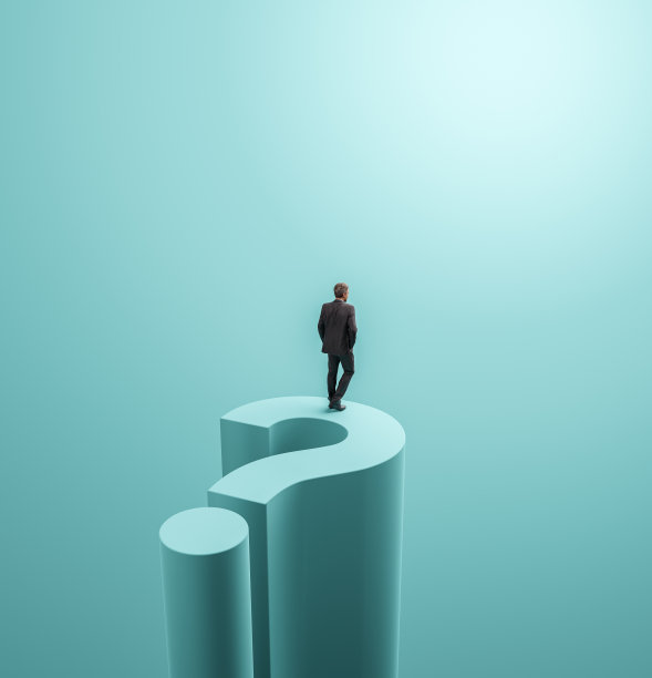 商业决策理念与商人远见卓识站在巨大的问号上。代表企业的愿景、目标、挑战、机遇。逼真的3 d渲染。图片下载