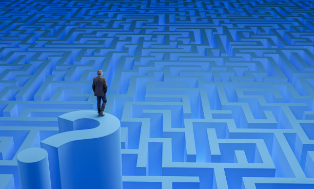 一个困惑的商人站在迷宫上方的问号平台上思考解决方案。逼真的3 d渲染。图片下载