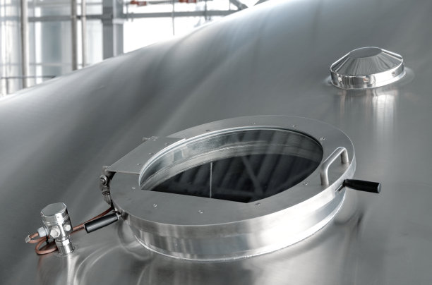 大型酵母发酵罐。啤酒和酒精工业生产图片下载