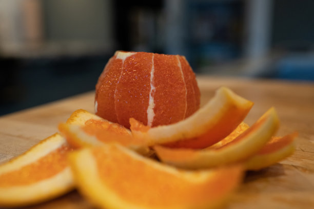 切菜板上去掉桔核的橘子图片下载