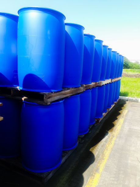 蓝桶化学品:200公斤，放在户外仓库的木托盘上图片下载