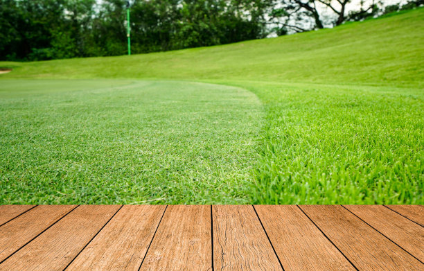木地板和高尔夫球场的背景。图片下载