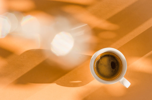 咖啡杯复制空间米色背景。图片下载