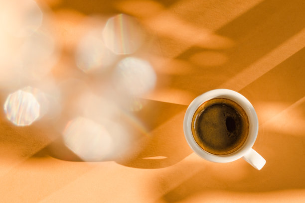 咖啡杯复制空间米色背景。图片下载