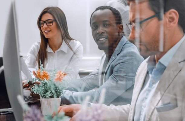 业务团队聚精会神地工作图片下载