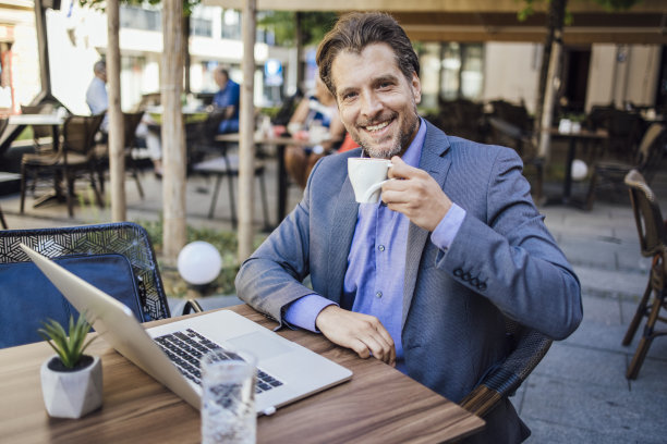 在网上工作喝咖啡的商人图片下载