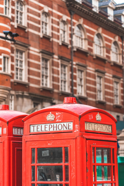 2个老式红色电话亭的特写图片下载